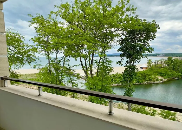 Green Paradise Deluxe Apartments